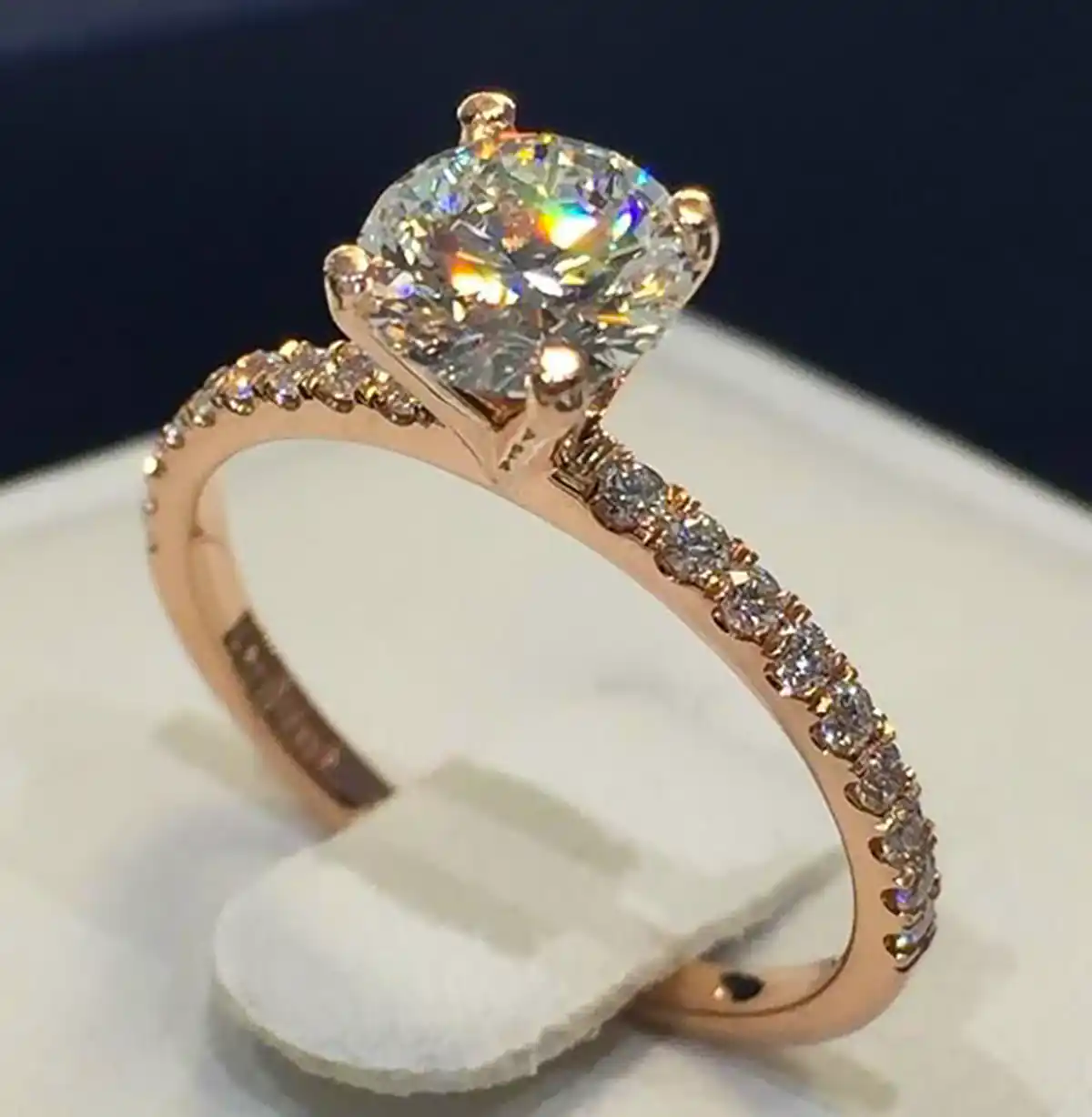 انگشتر نشان تک نگین