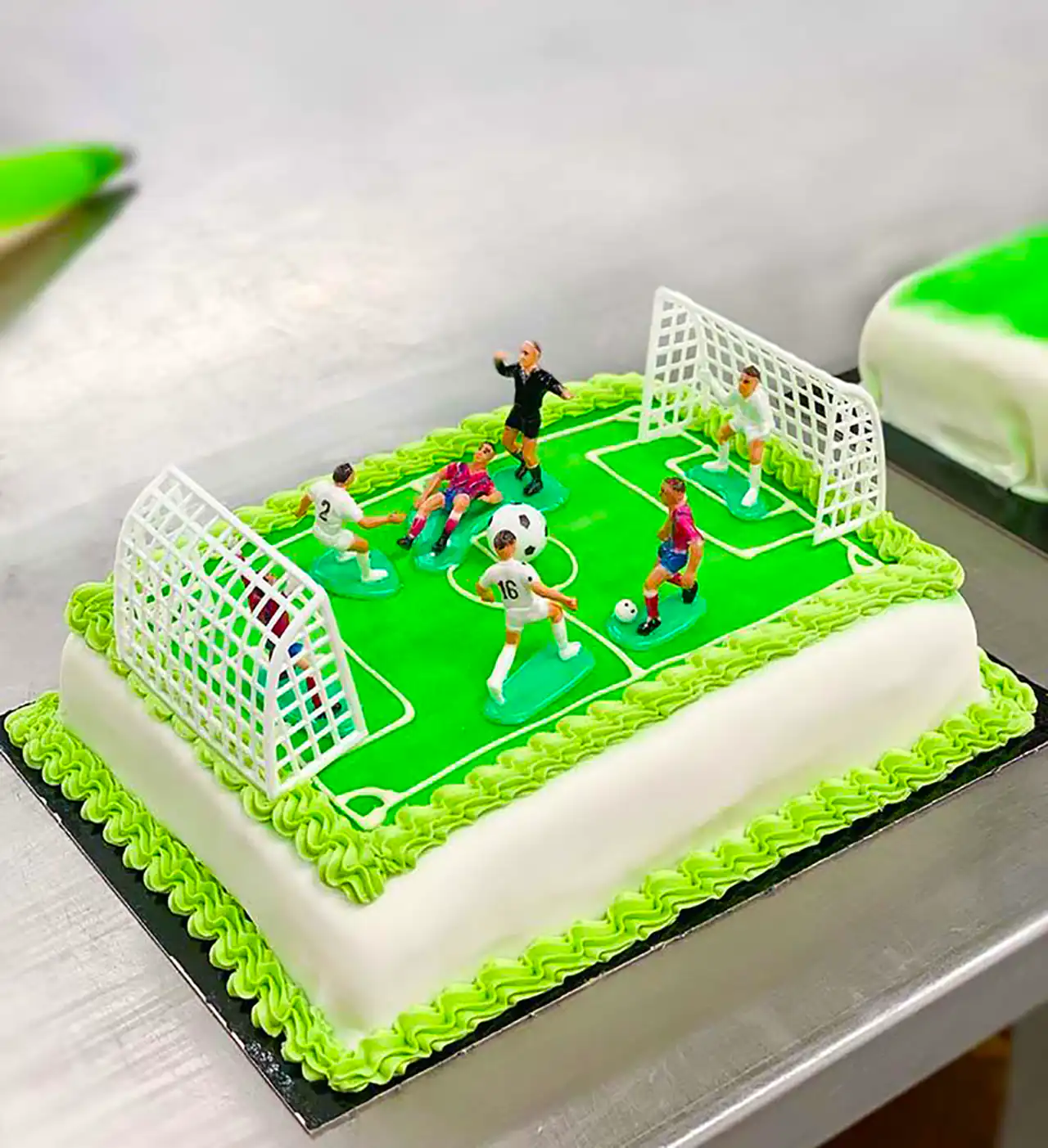 کیک تولد زمین فوتبال