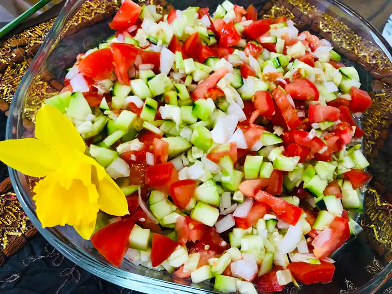 تزئین سالاد شیرازی خوشمزه