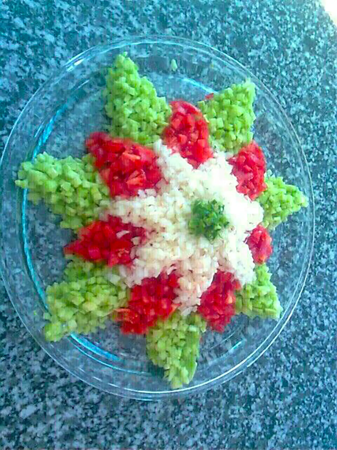 تزئین سالاد شیرازی خوشمزه