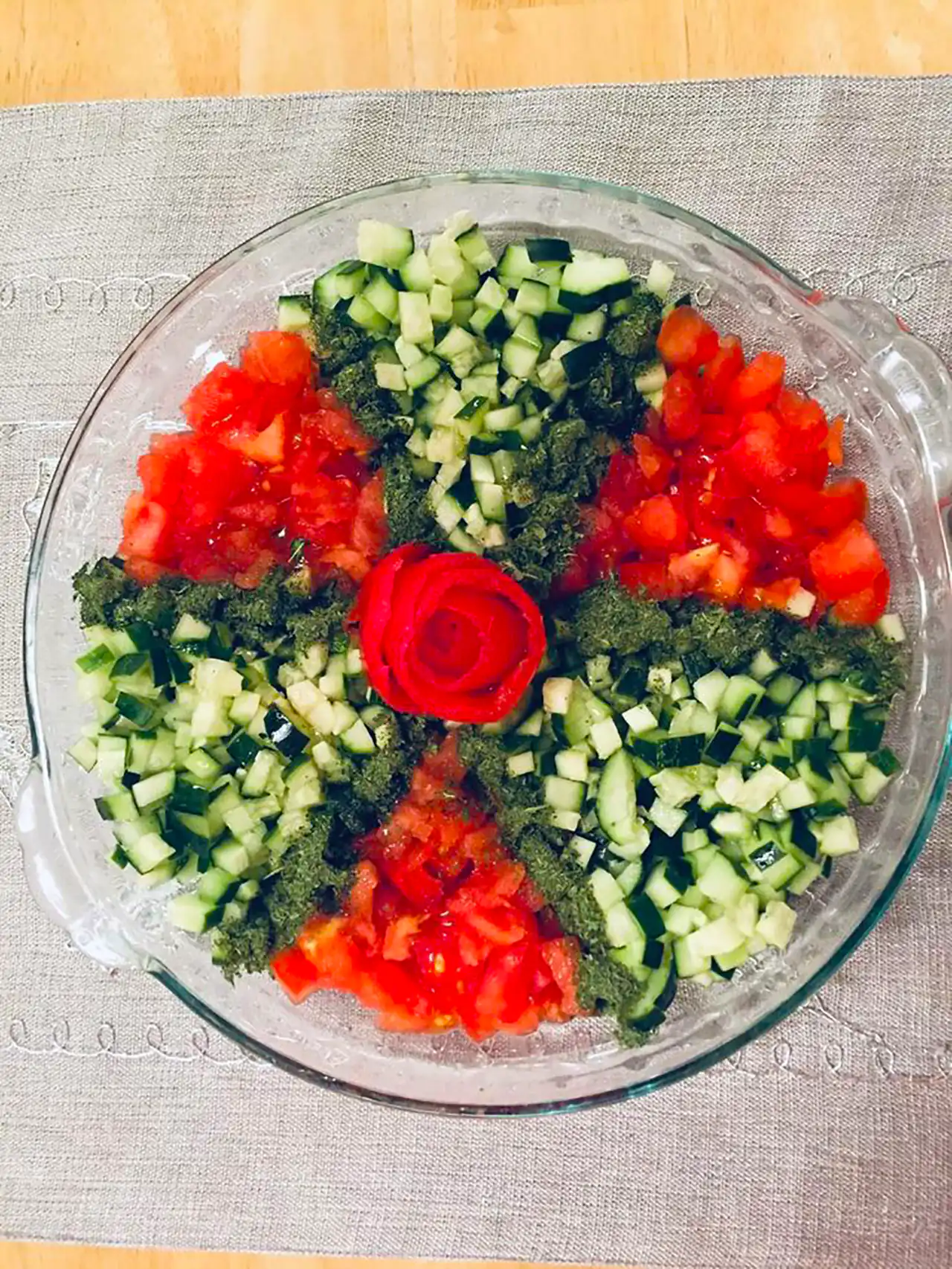 تزئین سالاد شیرازی خوشمزه