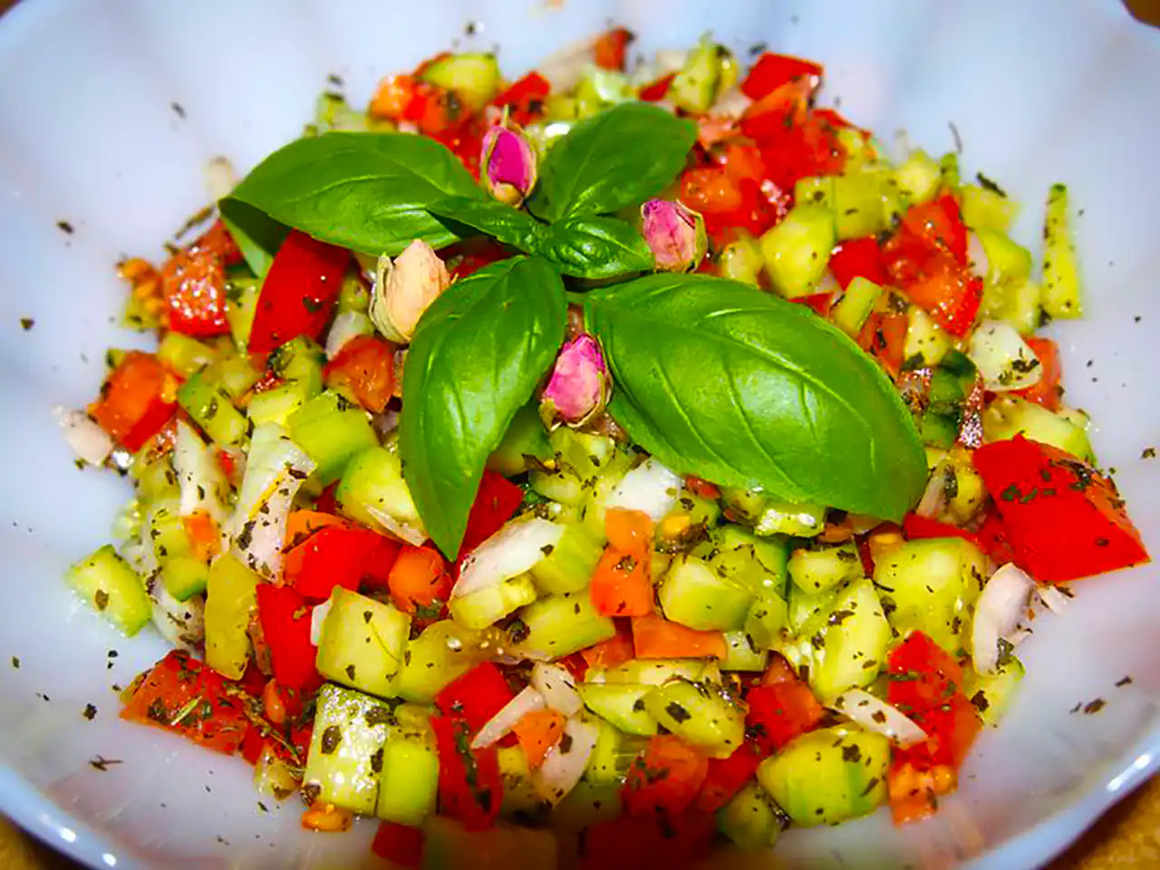 تزئین سالاد شیرازی خوشمزه