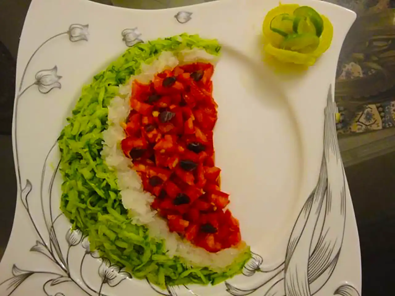 تزئین سالاد شیرازی خوشمزه