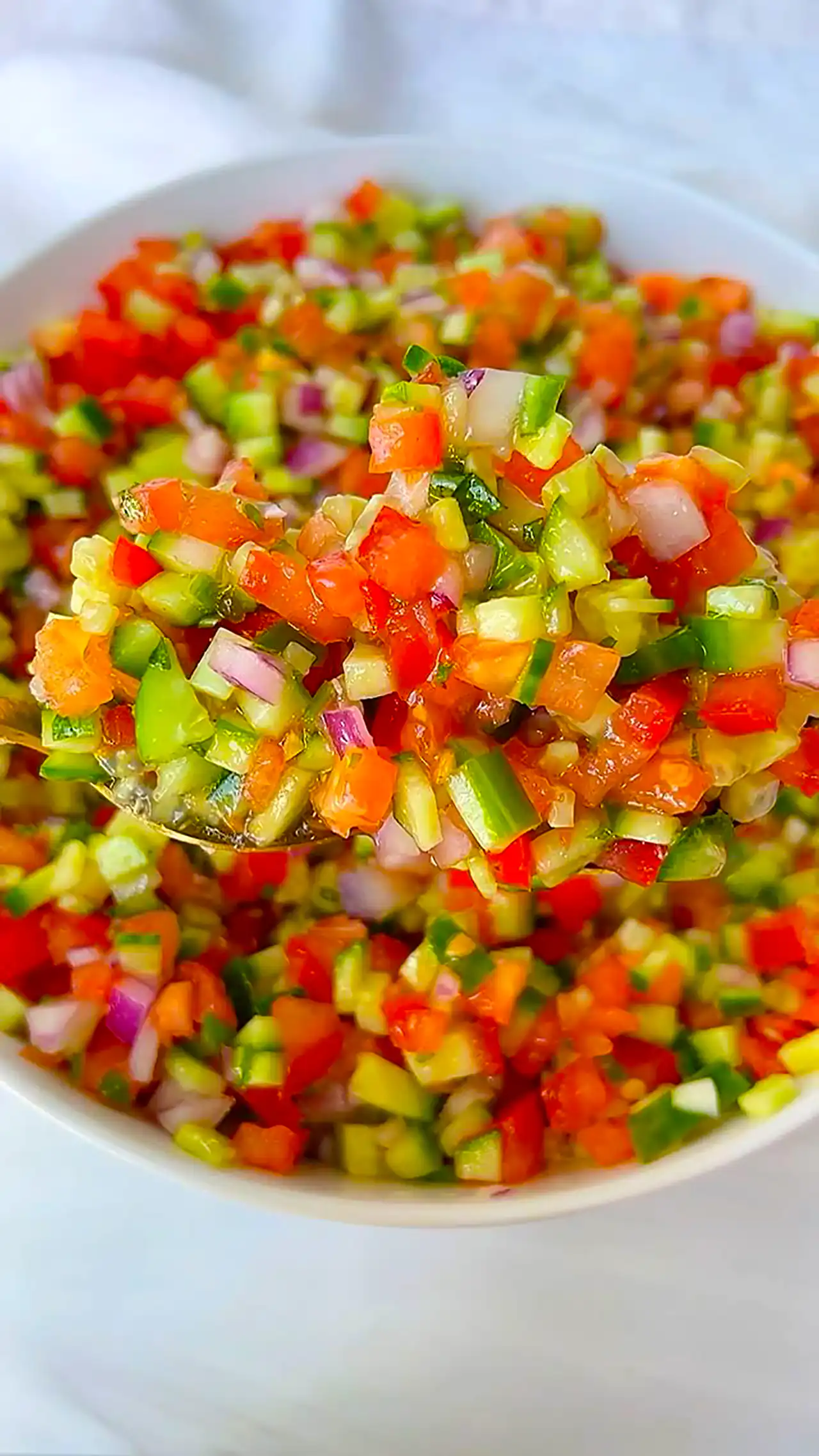 تزئین سالاد شیرازی خوشمزه