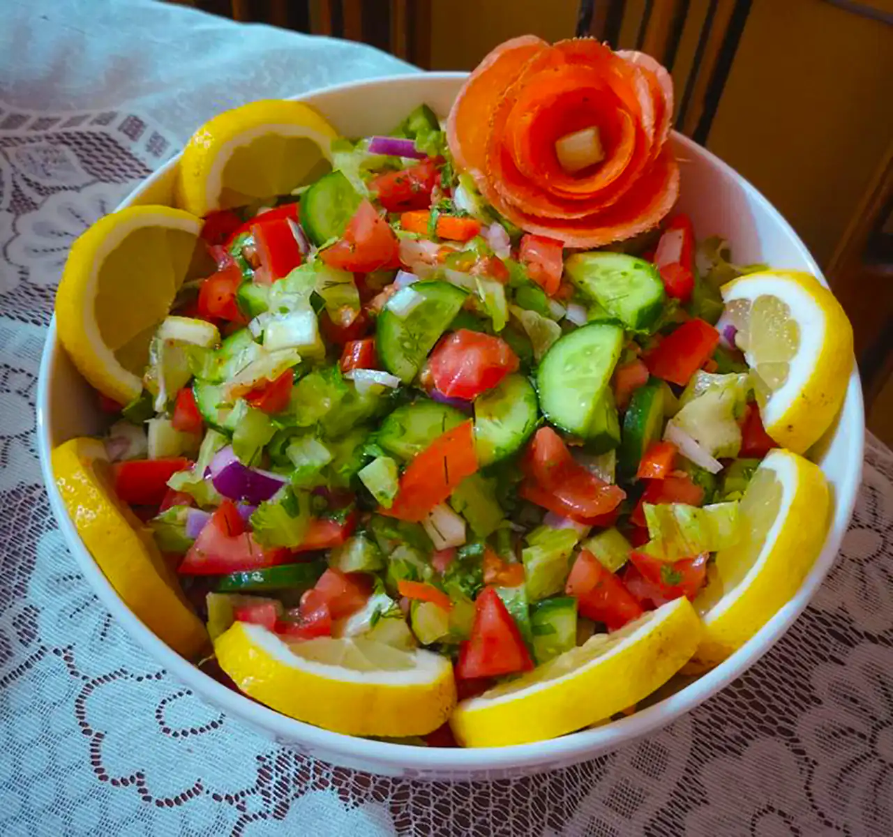 تزئین سالاد شیرازی خوشمزه