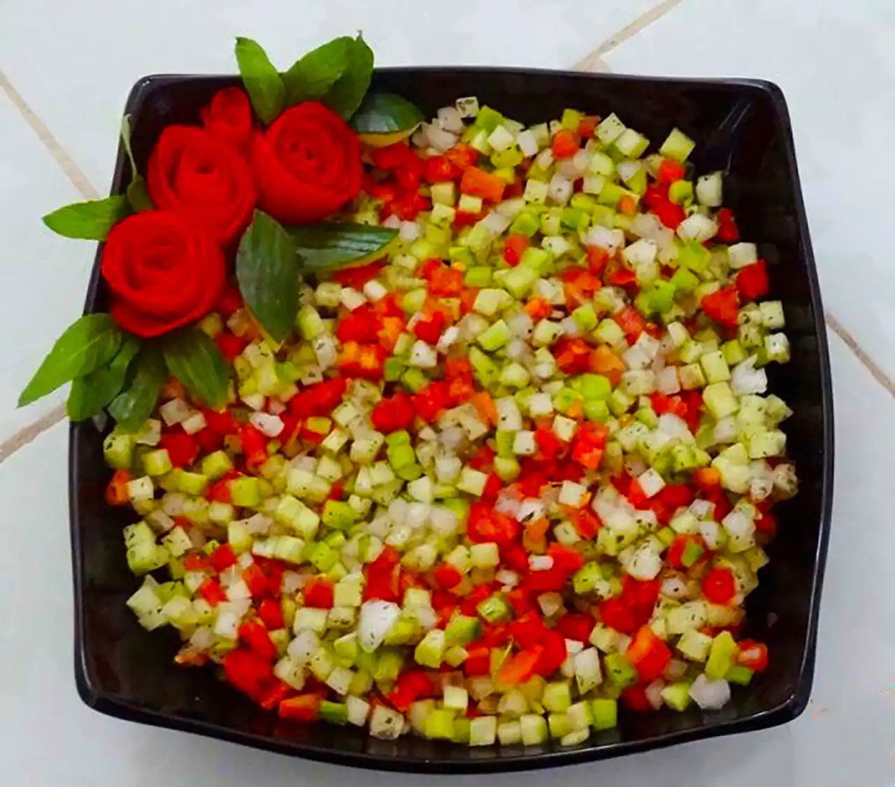 تزئین سالاد شیرازی خوشمزه