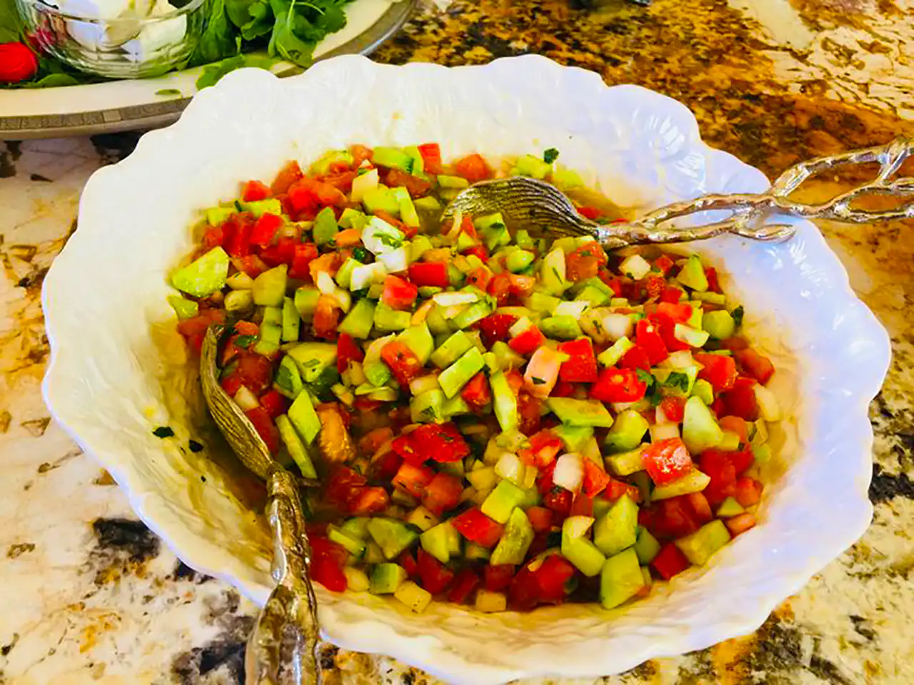 تزئین سالاد شیرازی خوشمزه