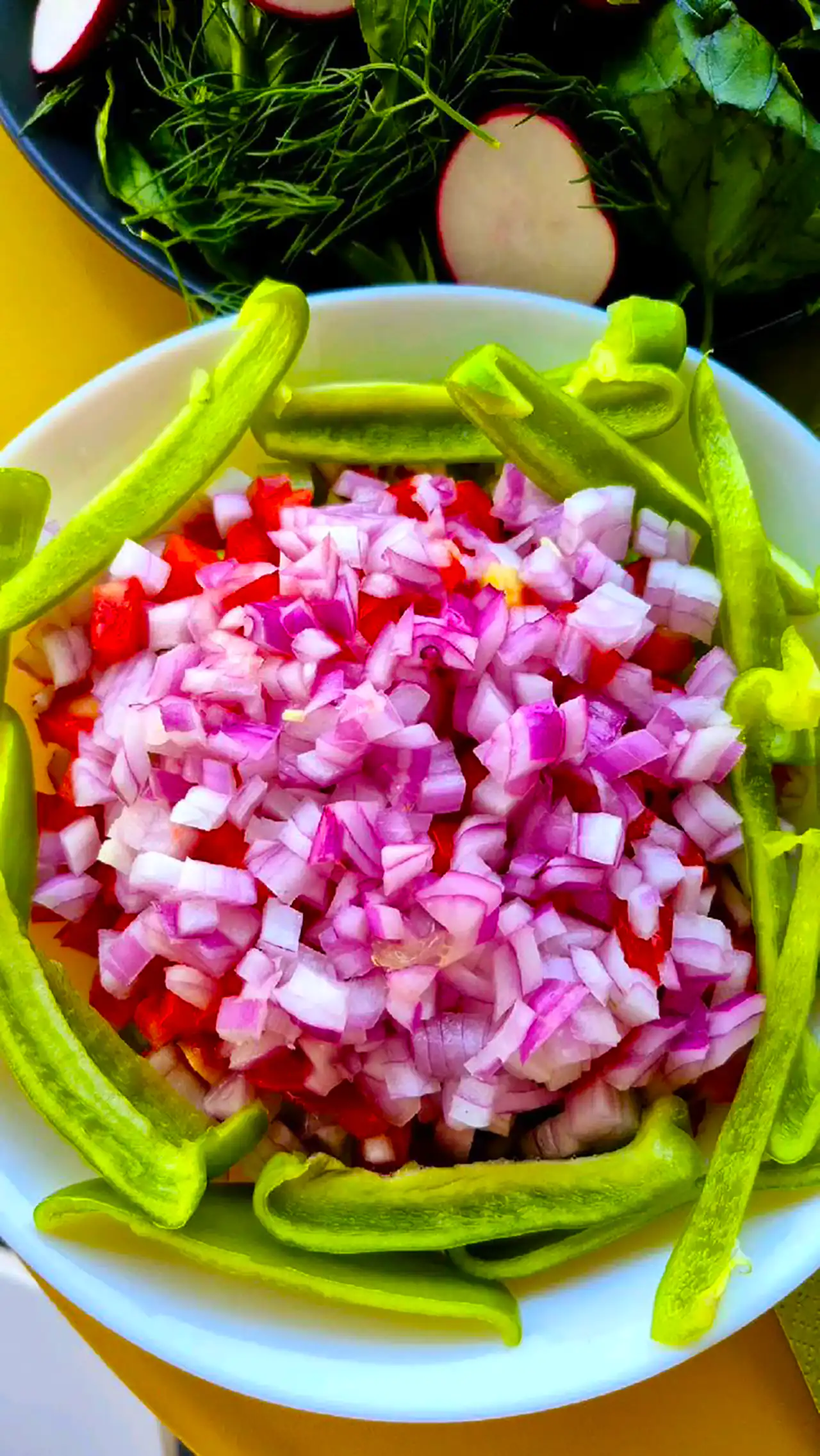 تزئین سالاد شیرازی خوشمزه