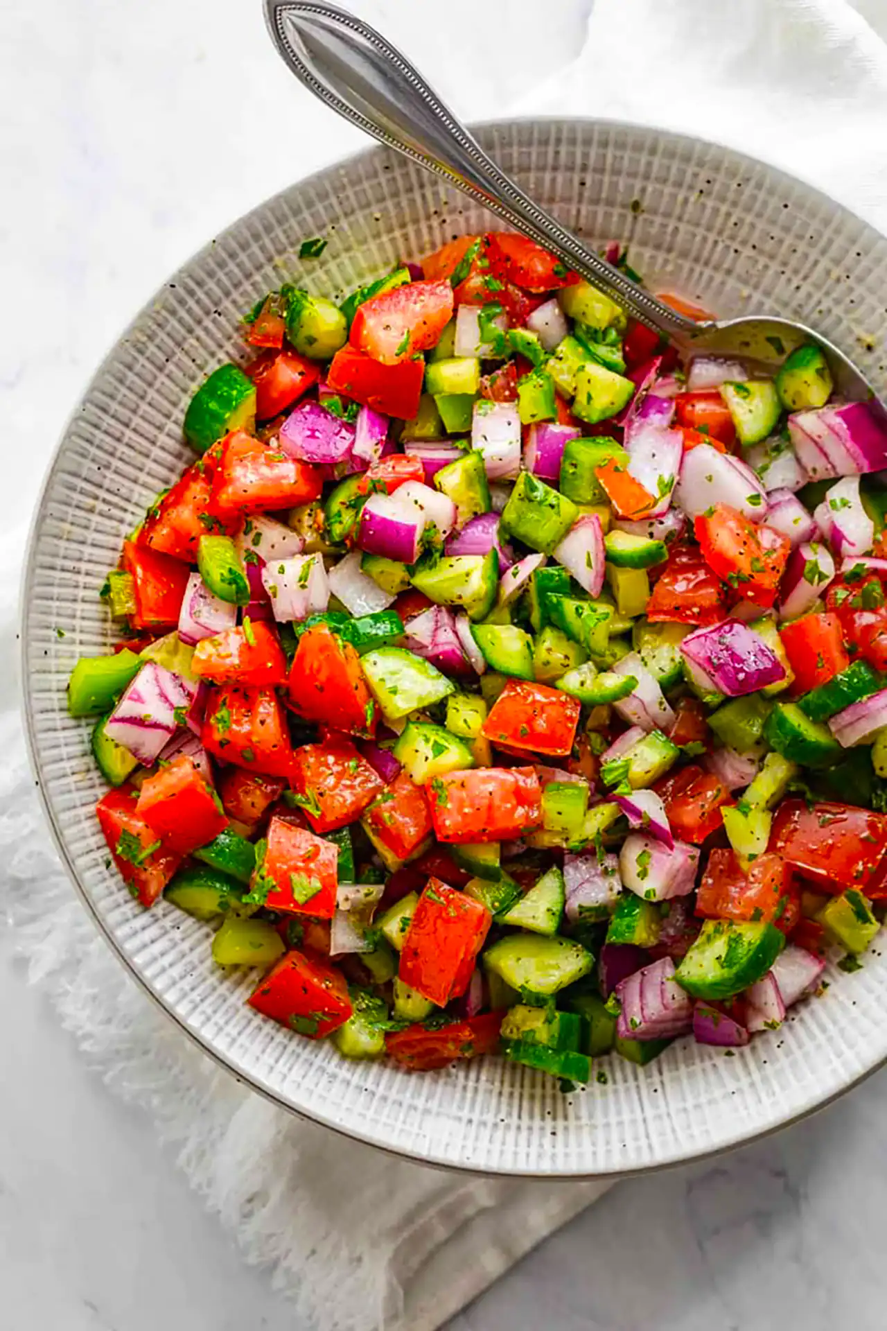 تزئین سالاد شیرازی خوشمزه