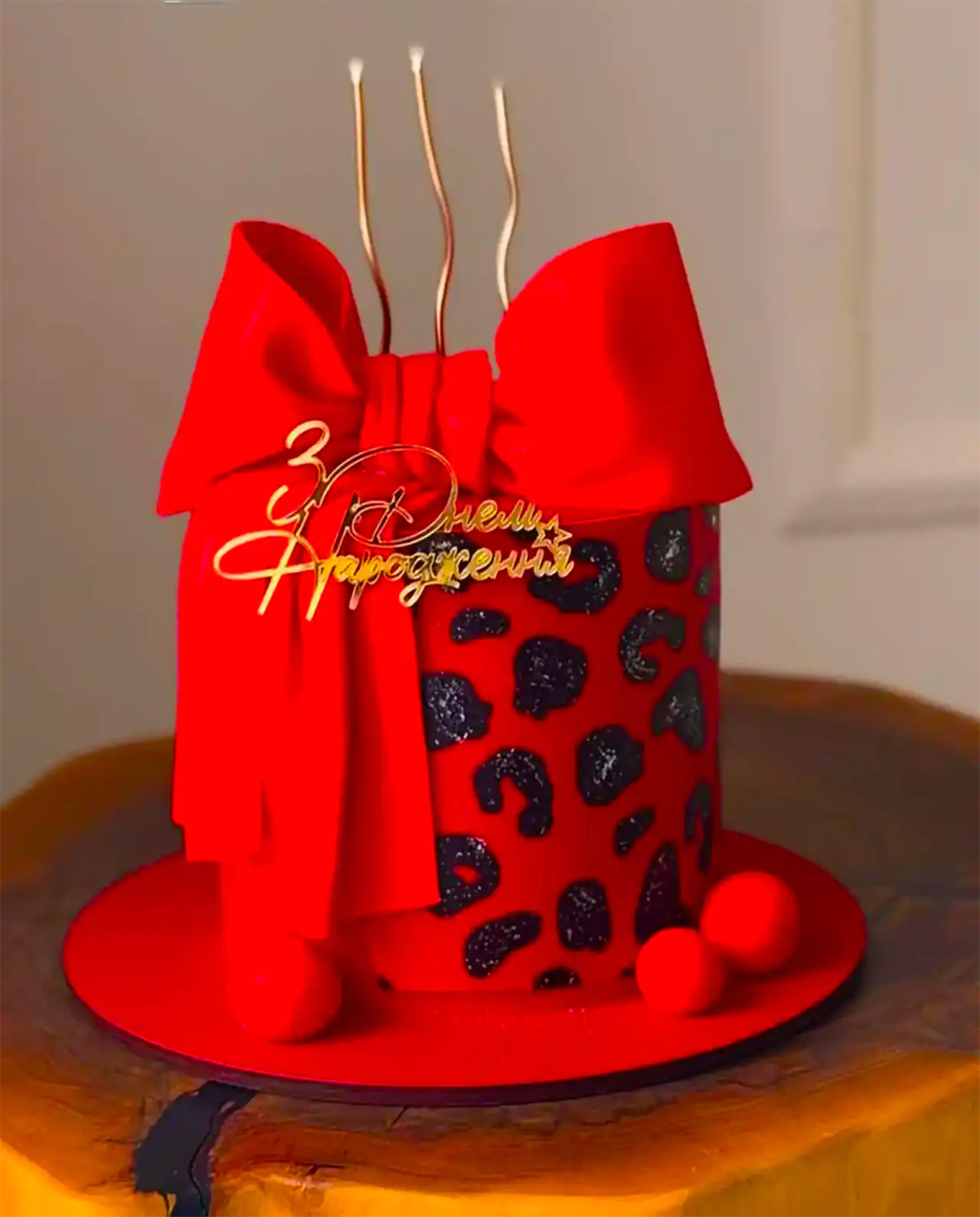 کیک لاکچری قرمز