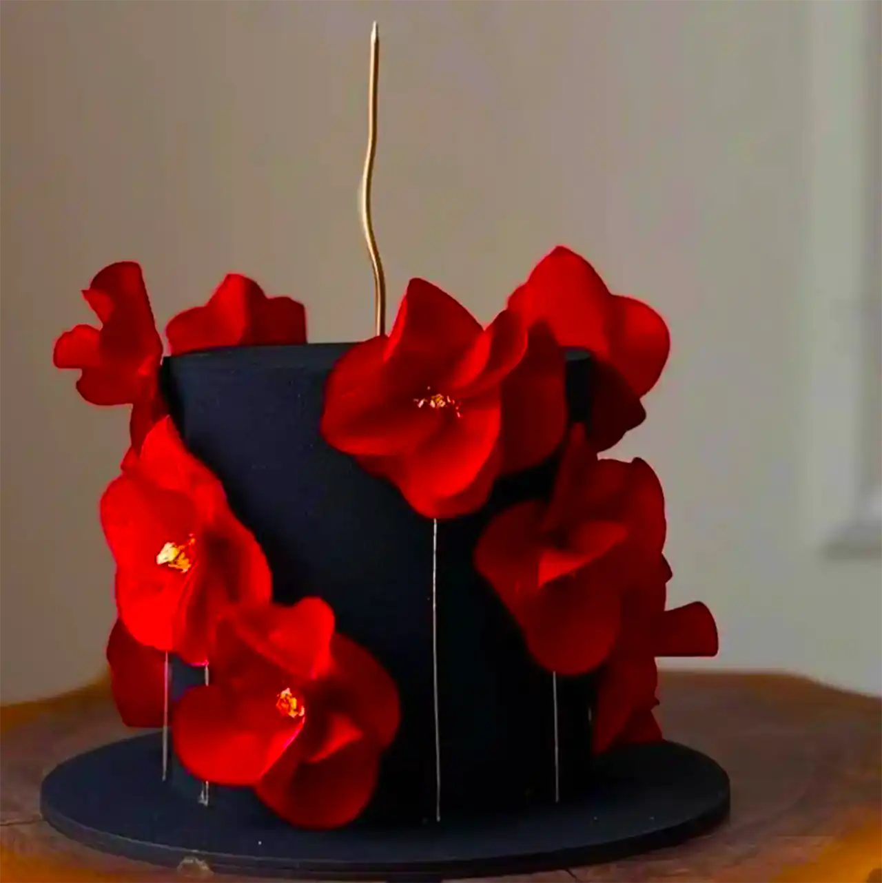 کیک لاکچری قرمز