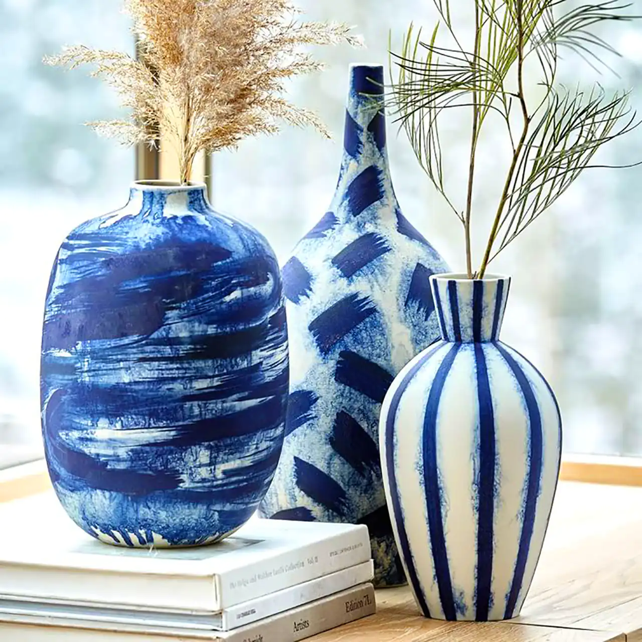 گلدان سرامیکی آبی سفید