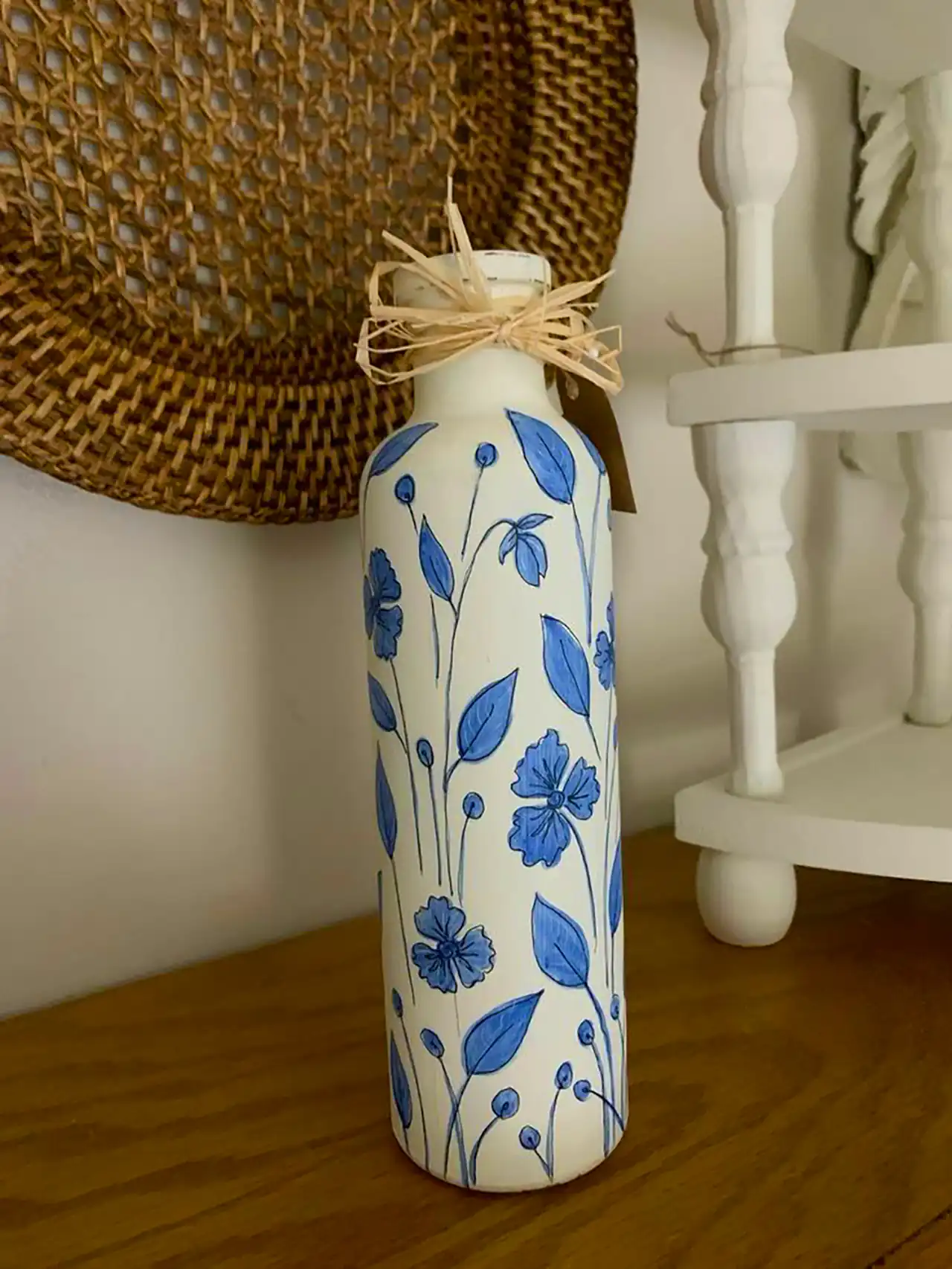 گلدان سرامیکی آبی سفید