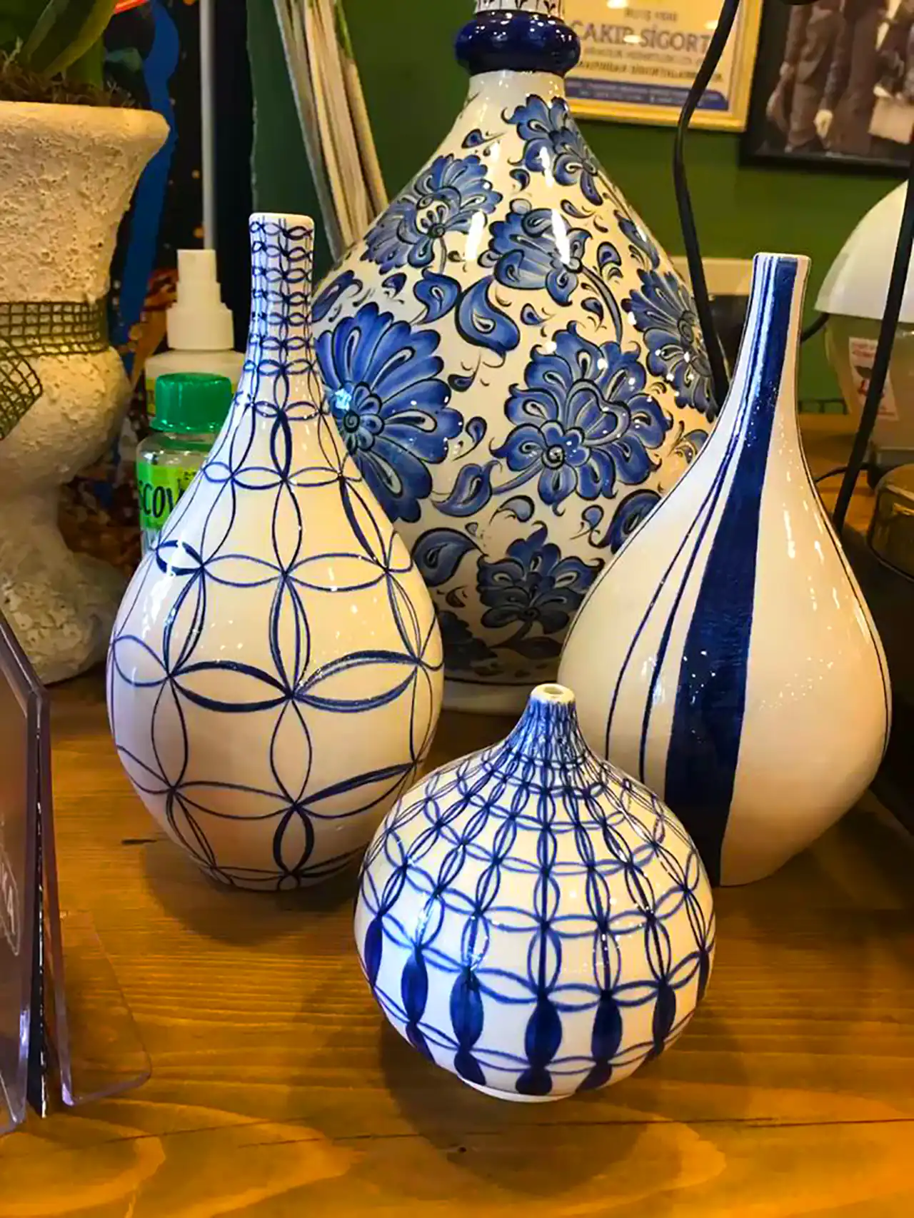 گلدان سرامیکی آبی سفید