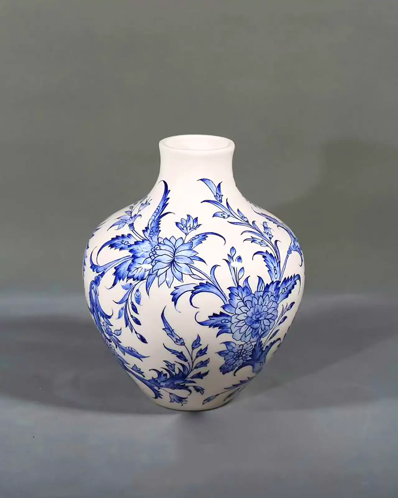 گلدان سرامیکی آبی سفید