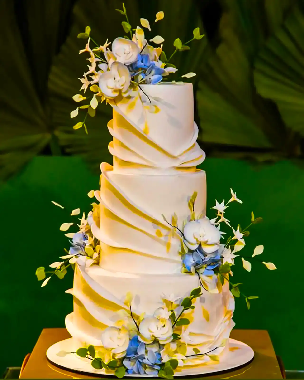 کیک طبقاتی با گل