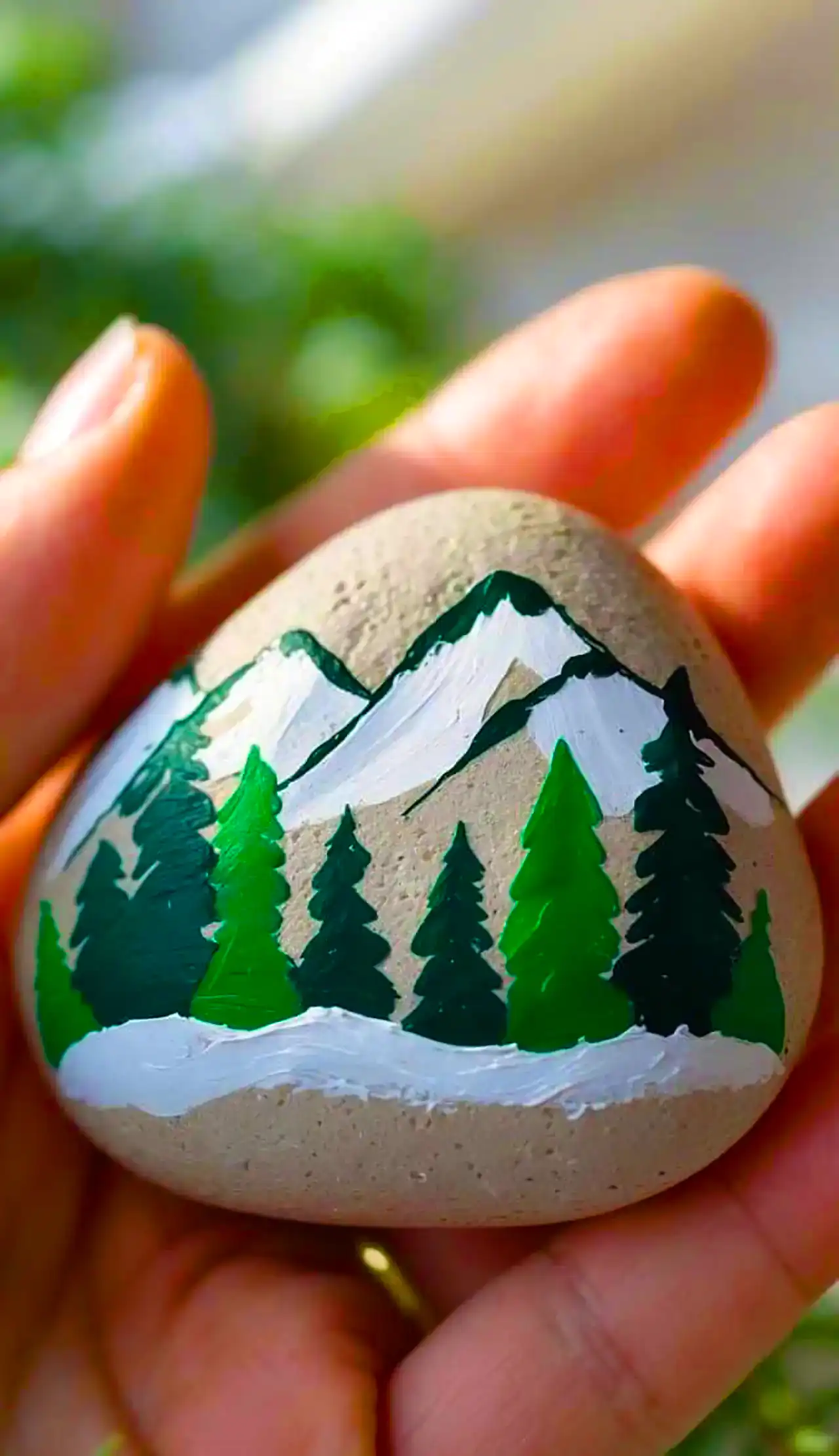 نقاشی روی سنگ رودخانه