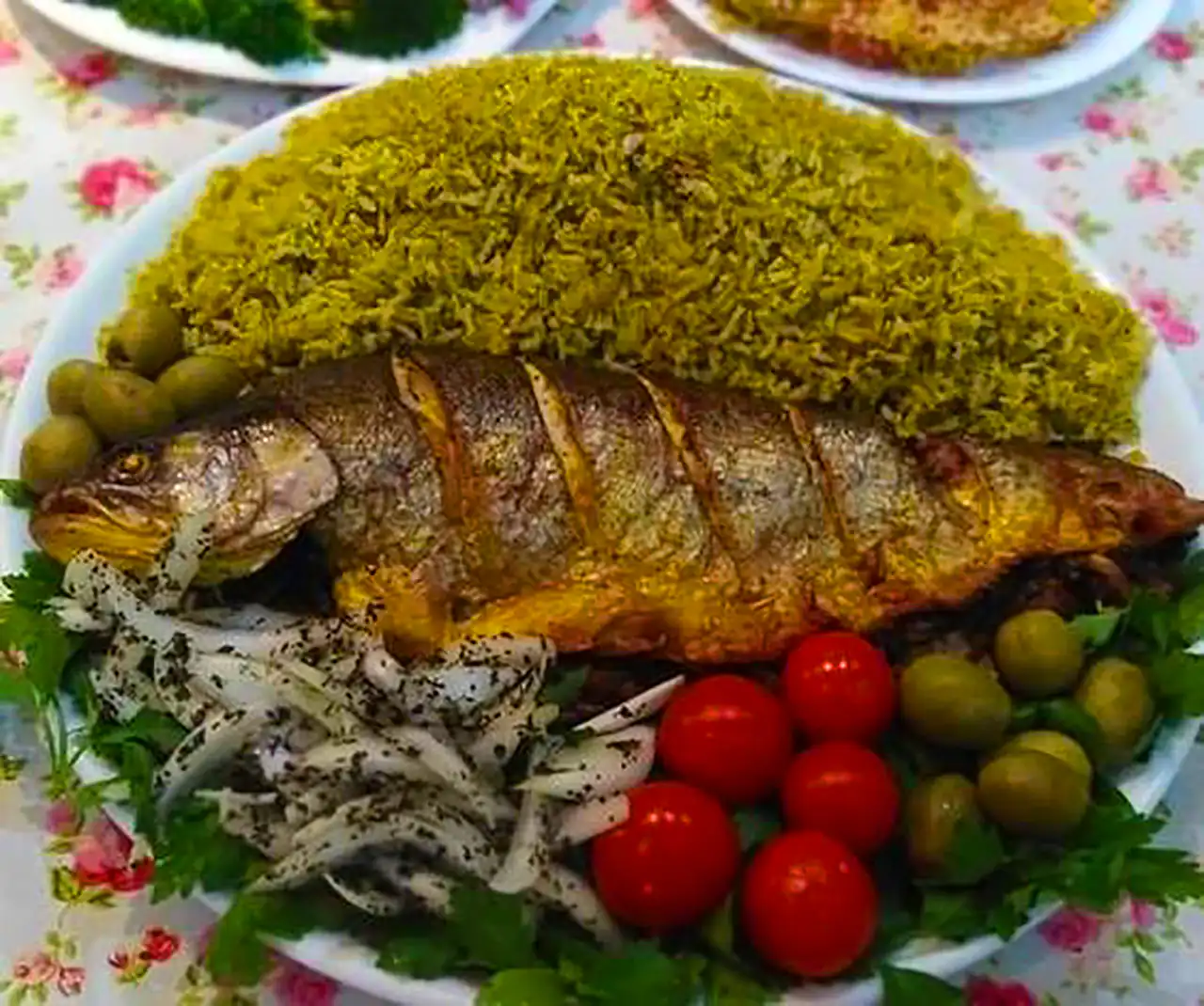 سرو سبزی پلو با ماهی