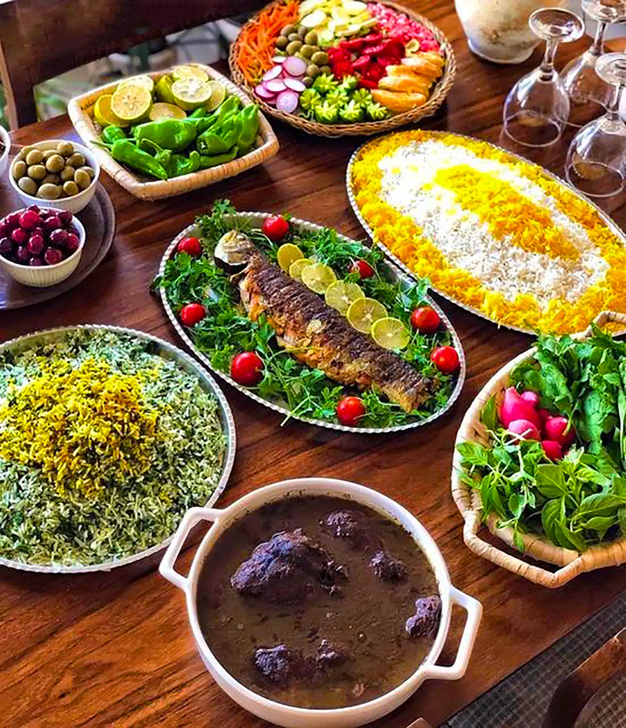 سرو سبزی پلو با ماهی