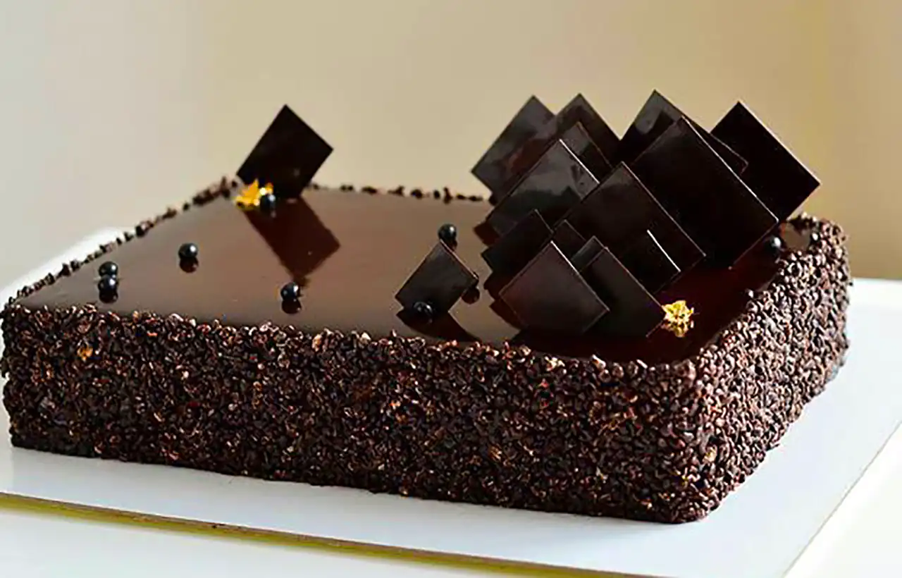 تزیین کیک شکلاتی مجلسی