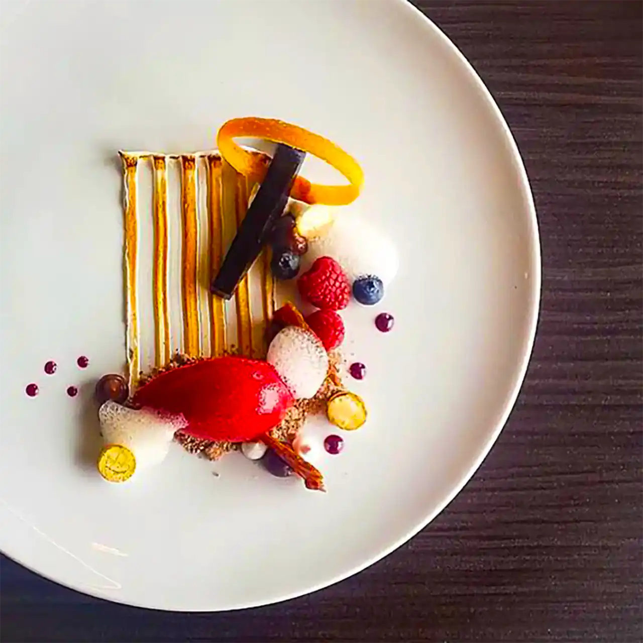 تزیین رستورانی بشقاب دسر