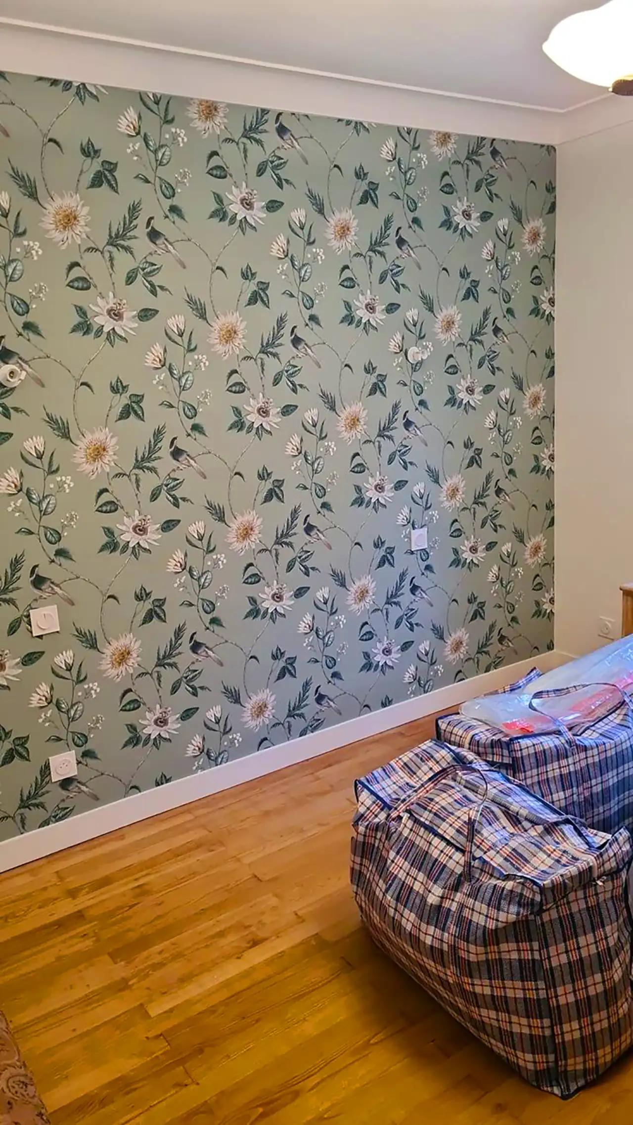 کاغذ دیواری طرح دار