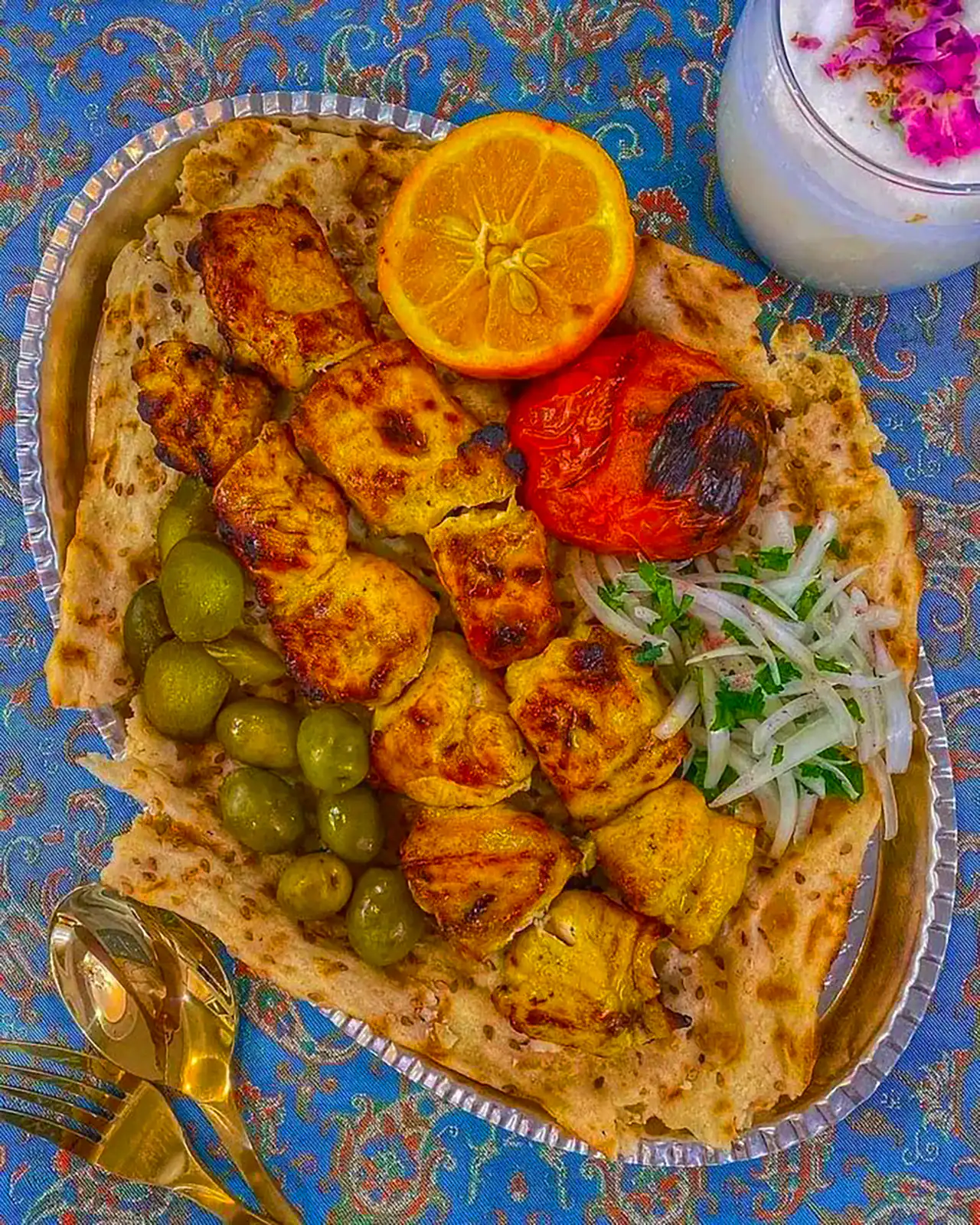 سرو جوجه مهمونی