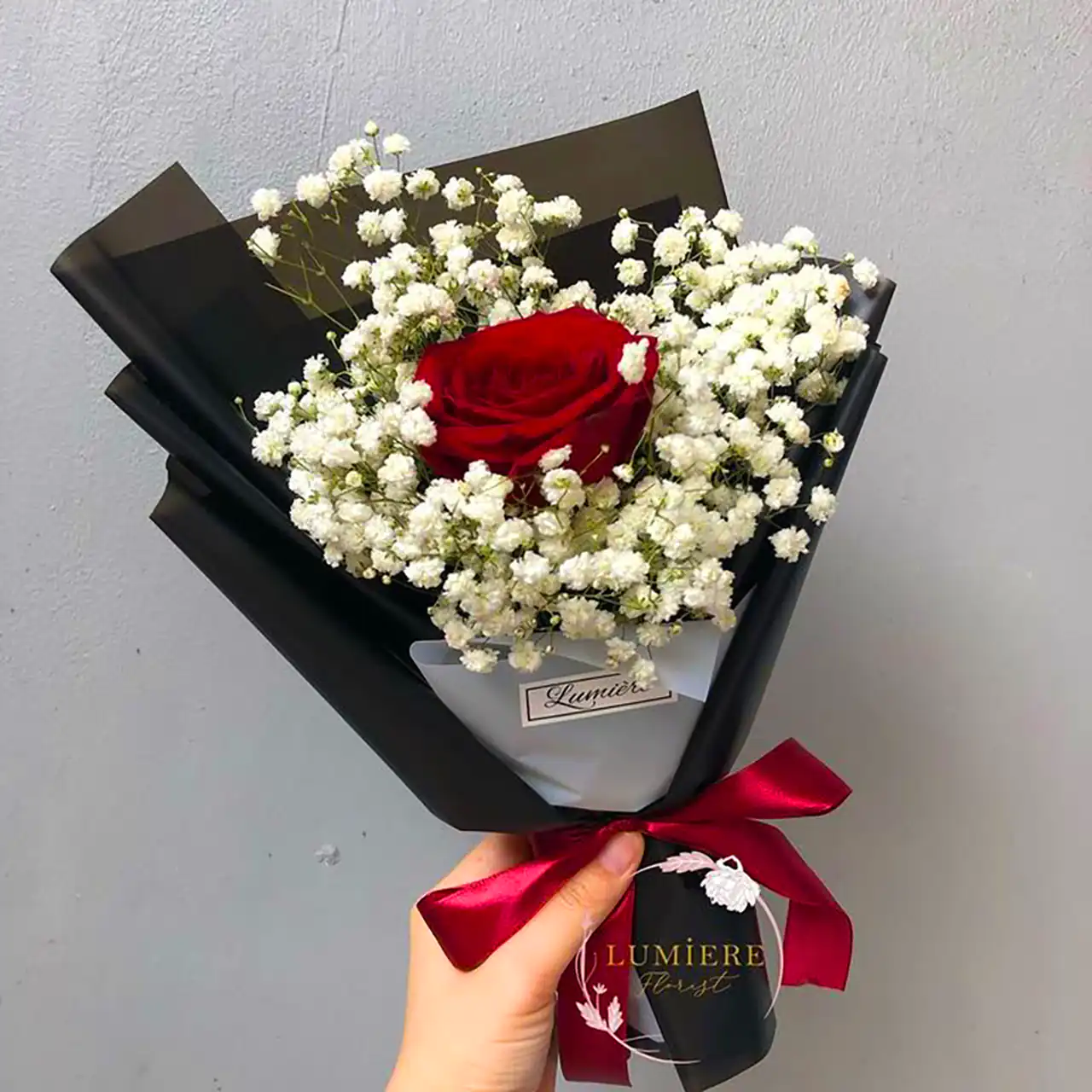 شاخه گل رز قرمز