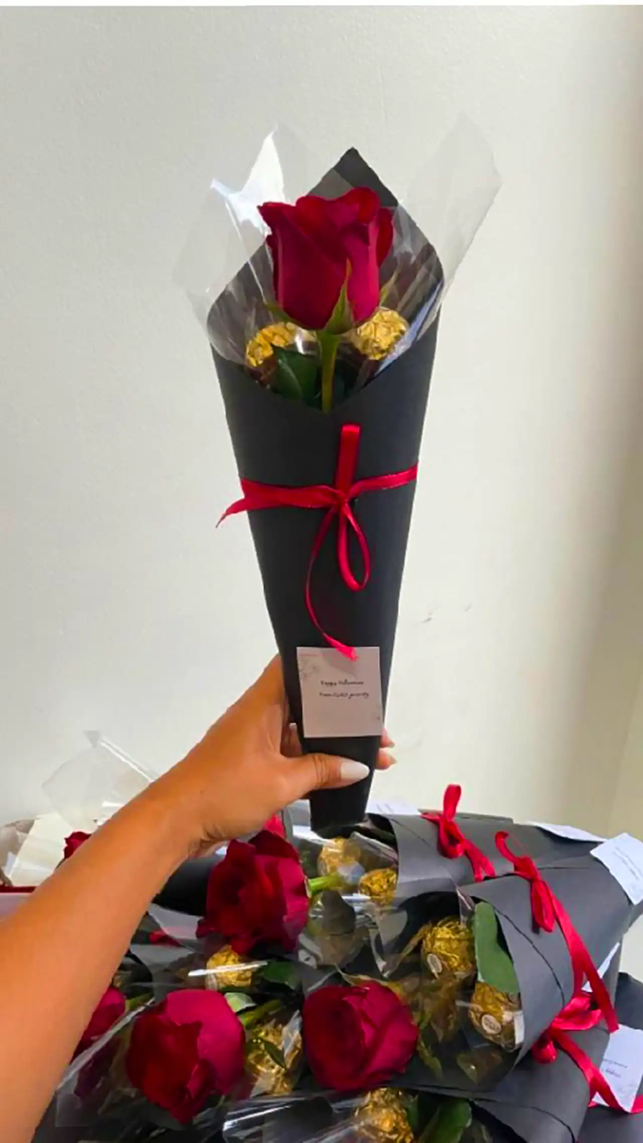 شاخه گل رز قرمز